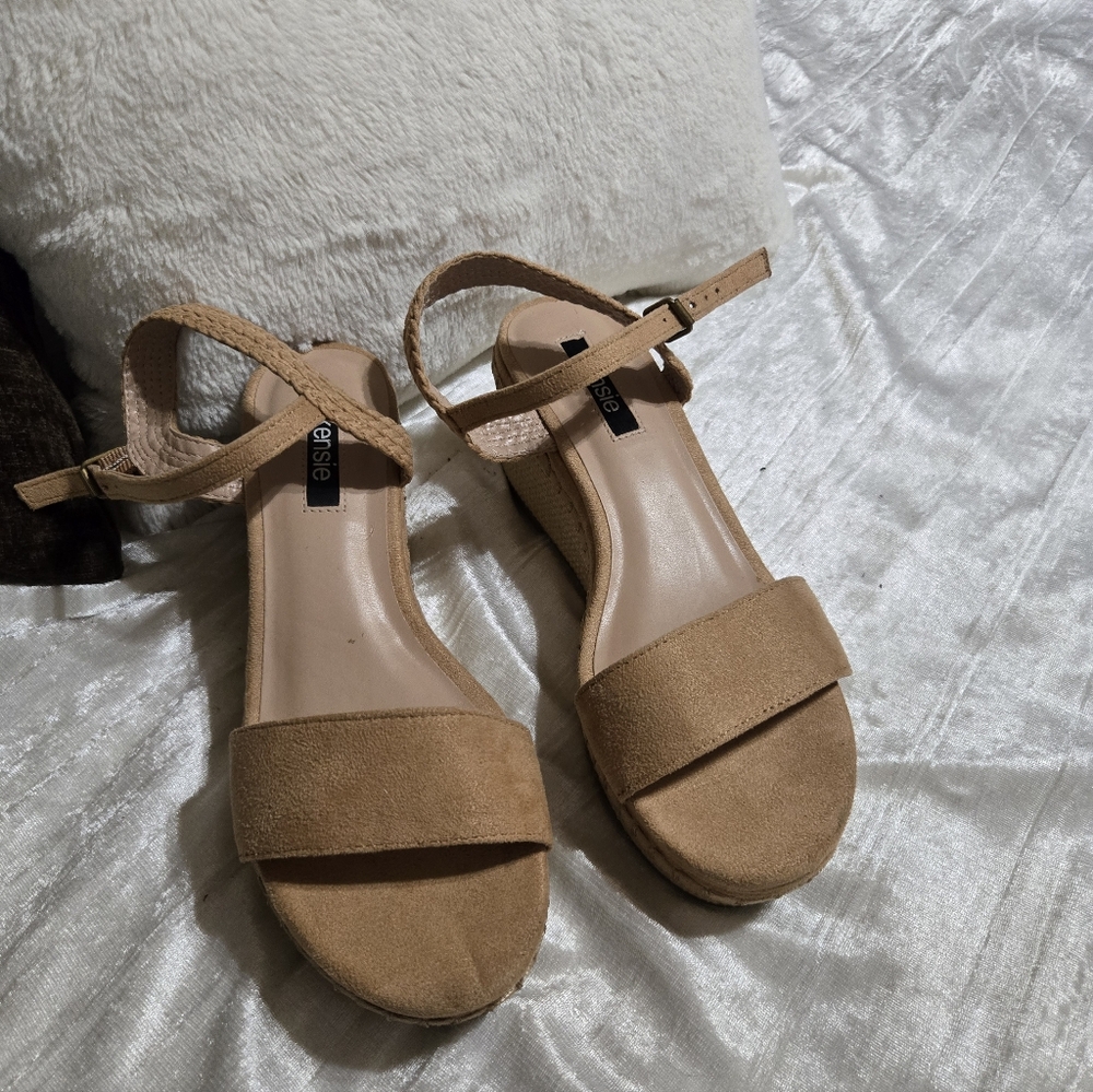 Women's Tan Sandals By KENSIE size 7. EUC